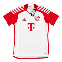 Rood Bayern München thuis voetbalshirt uit seizoen 2023 - 2024 voorkant