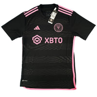 Zwart met roze Inter Miami uit voetbalshirt met Lionel Messi bedrukking uit seizoen 2023 - 2024 voorkant