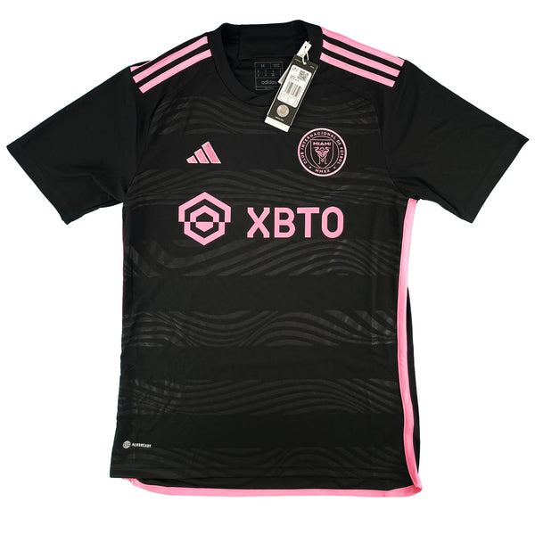 Zwart met roze Inter Miami uit voetbalshirt met Lionel Messi bedrukking uit seizoen 2023 - 2024 voorkant